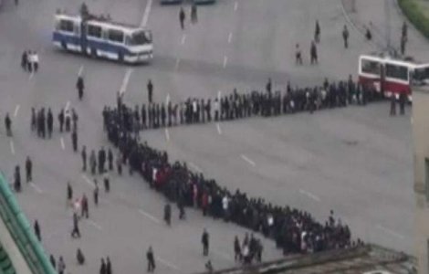  Video  Cum stau sute de nord-coreeni la coada pentru a se urca in autobuz