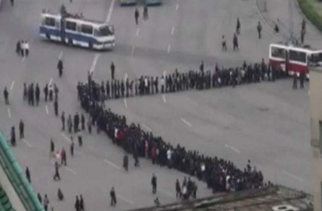[VIDEO] Cum stau sute de nord-coreeni la coada pentru a se urca in autobuz