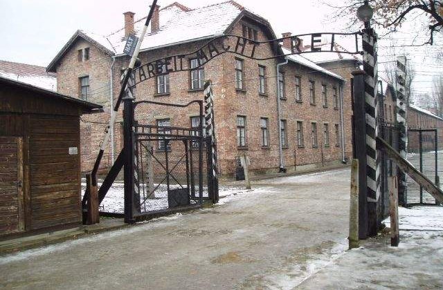 Evreii dusi la Auschwitz din nordul Transilvaniei, omagiati prin placi comemorative in 11 gari