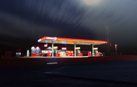 Lovitură pentru șoferii români care făceau plinul în Ungaria, la cel mai mic preț din Europa. Decizia premierului Viktor Orban