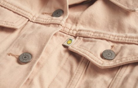 Tendința acestui sezon: lookuri monocrome din colecția Levi’s Fresh