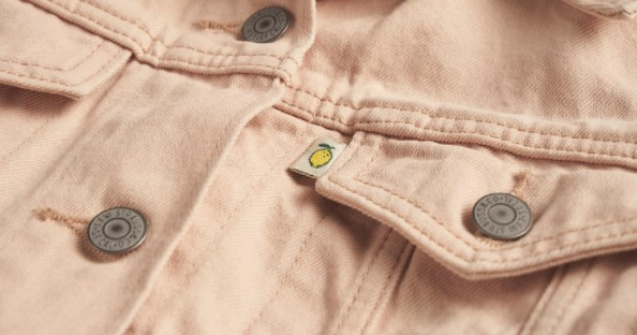 Tendința acestui sezon: lookuri monocrome din colecția Levi’s Fresh