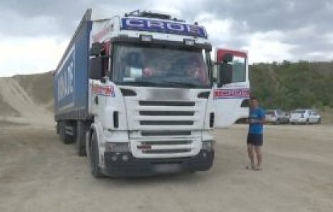 Un şofer şi-a parcat TIR-ul pe plaja sălbatică din Corbu