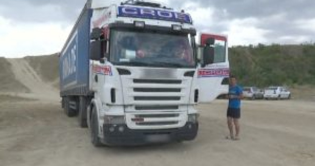 Un şofer şi-a parcat TIR-ul pe plaja sălbatică din Corbu