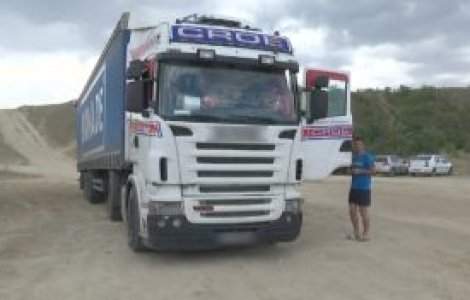 Un şofer şi-a parcat TIR-ul pe plaja sălbatică din Corbu: ”Nu scrie nicăieri interzis”