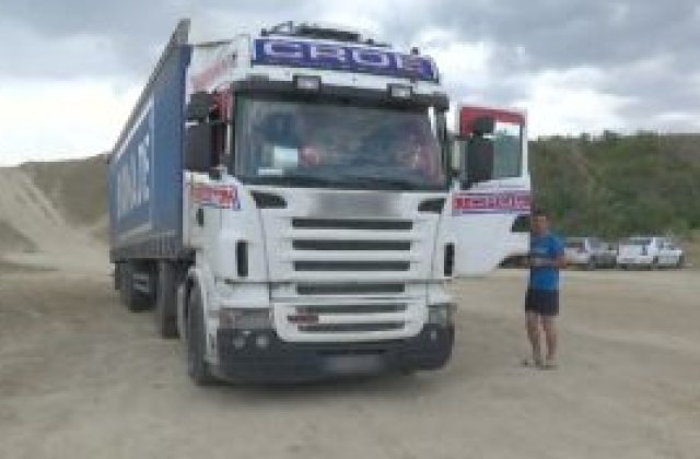 Un şofer şi-a parcat TIR-ul pe plaja sălbatică din Corbu: &rdquo;Nu scrie nicăieri interzis&rdquo;