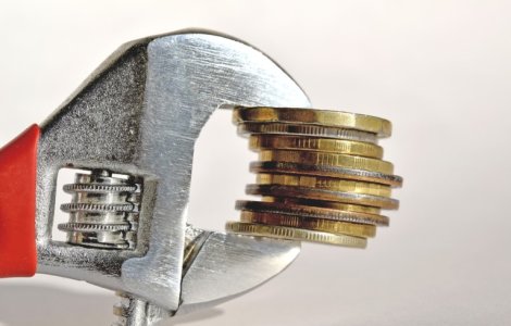 Rate-record pentru creditele în lei. Ce ne sfătuiesc analiștii să facem