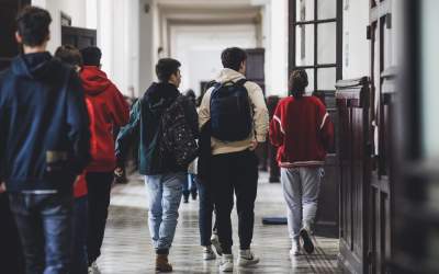 Elevii români vor studia la...