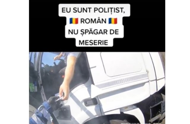 Timișoara are cert un polițist incoruptibil. Se filmează cum refuză şpăgi de sute de euro şi ce reacţii au şoferii: &bdquo;Nu-mi trebuie banii. Deci, m-ai jignit!&rdquo; 
