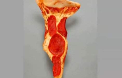  Video  Photoshop la extrem: Cum transformi un top model intr-o... felie de pizza