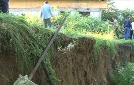 Surpare masiva de teren la Lupeni in gospodaria unei familii