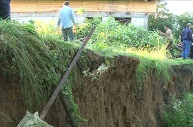 Surpare masiva de teren la Lupeni in gospodaria unei familii