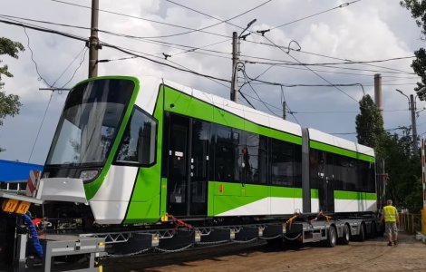 VIDEO Primul tramvai produs la Arad a ajuns în Capitală și intră în probe