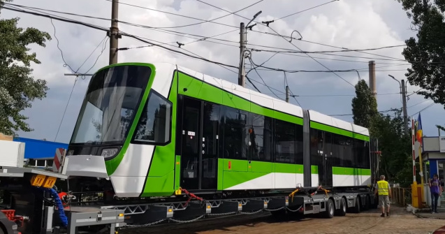 VIDEO Primul tramvai produs la Arad a ajuns în Capitală și intră în probe