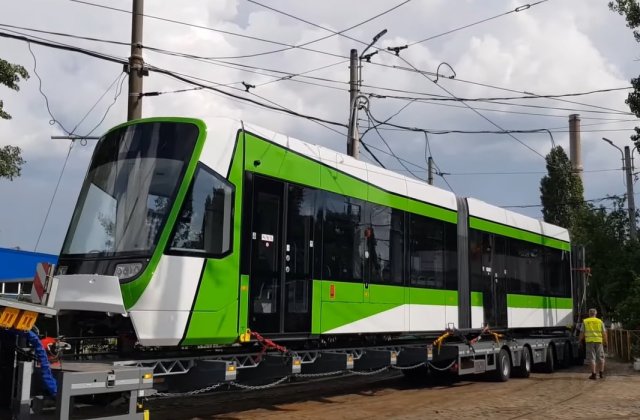 VIDEO Primul tramvai produs la Arad pentru București a ajuns &icirc;n Capitală și intră &icirc;n probe