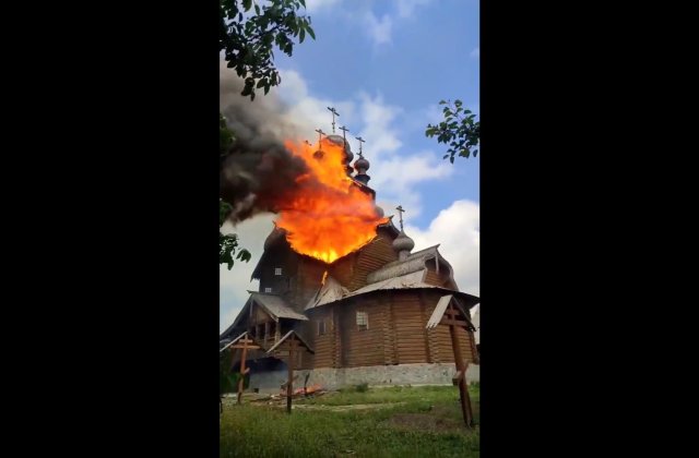 VIDEO Cea mai veche biserică de lemn din Ucraina a fost distrusă de ruși