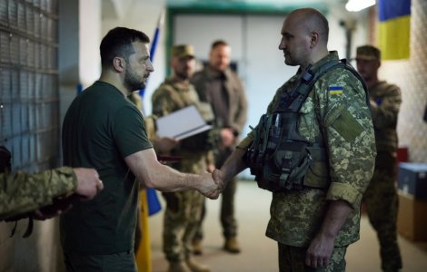 Zelenski a mers în zone grav afecatate de război, pe linia frontului