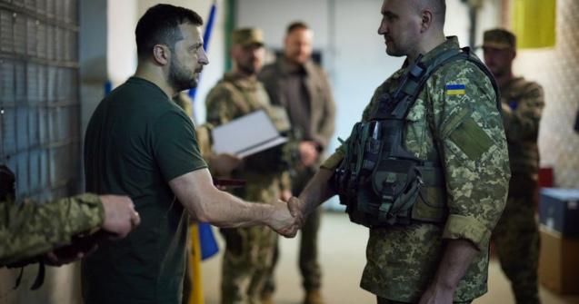 Zelenski a mers în zone grav afecatate de război, pe linia frontului