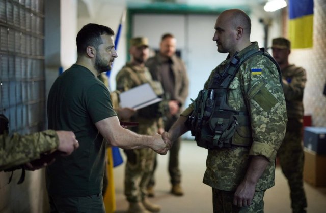  Zelenski a mers &icirc;n c&acirc;teva zone grav afecatate de război și a vizitat supraviețuitori din Mariupol: &rdquo;Trebuie să trăim pentru copii. Eroii adevăraţi sunt printre noi&rdquo;