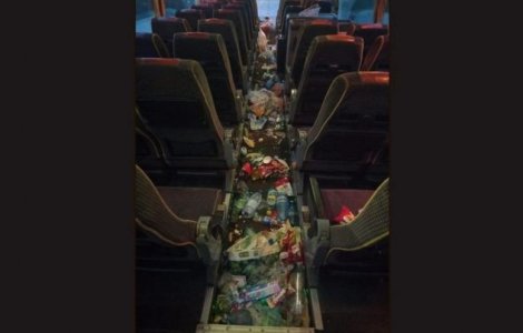 Munți de gunoaie lăsate de elevi în autocar, după o excursie de o zi