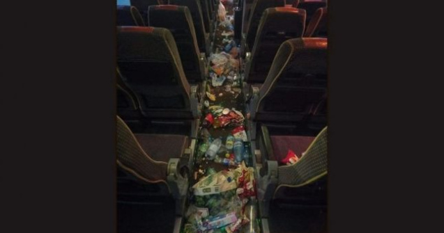 Munți de gunoaie lăsate de elevi în autocar, după o excursie de o zi