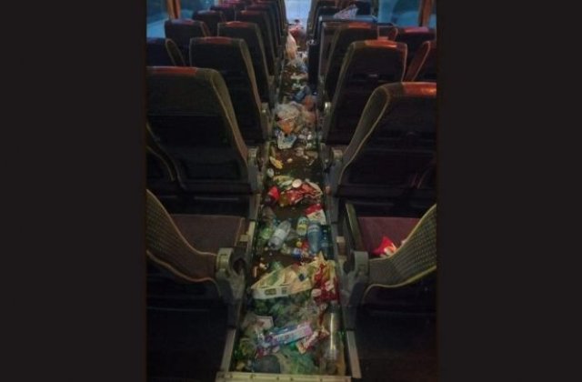 &rdquo;Munți&rdquo; de gunoaie lăsate de elevi &icirc;n autocar, după o excursie de o zi