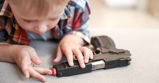 Un copil de 2 ani și-a împușcat mortal tatăl, cu o armă găsită în rucsac