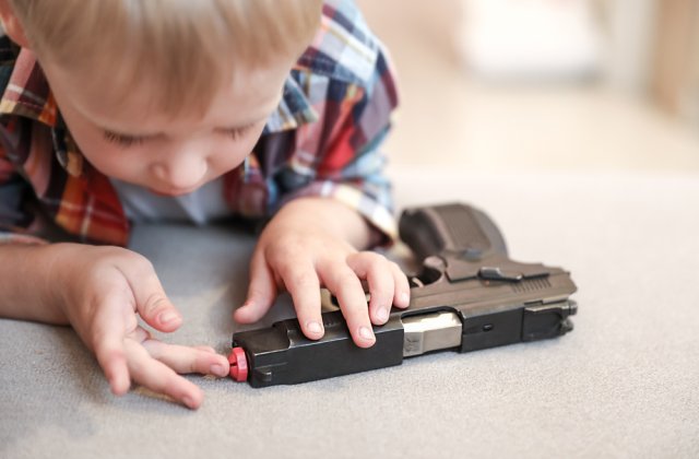 Un copil de 2 ani și-a &icirc;mpușcat mortal tatăl, cu o armă găsită &icirc;n rucsac
