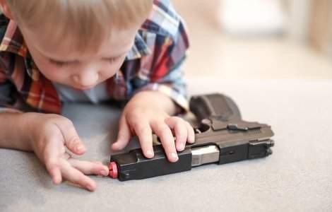 Un copil de 2 ani și-a împușcat mortal tatăl, cu o armă găsită în rucsac