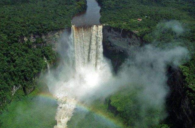 TOP 10 cele mai spectaculoase cascade din lume