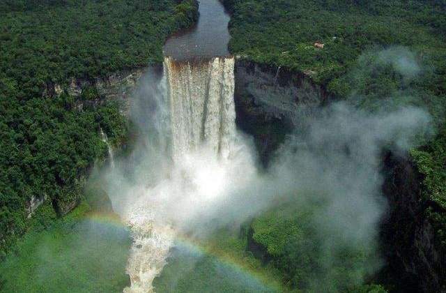 TOP 10 cele mai spectaculoase cascade din lume