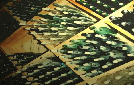 Studiu: Consumul de vin rosu poate preveni cariile