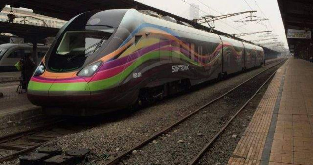 Ponta, in primul tren electric romanesc: Arata mai bine ca orice tren din Franta sau SUA