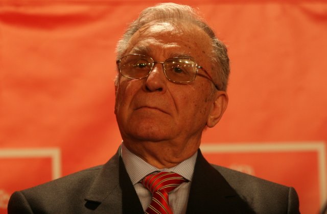 Guvernul cere anularea titlului de luptător la Revoluție a lui Ion Iliescu