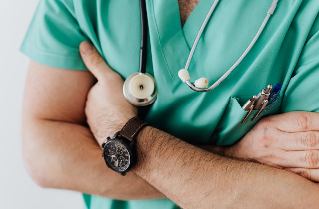 Un fals medic, reținut după ce a convins un bătr&acirc;n să &icirc;i dea 2.900 lei pentru medicamente