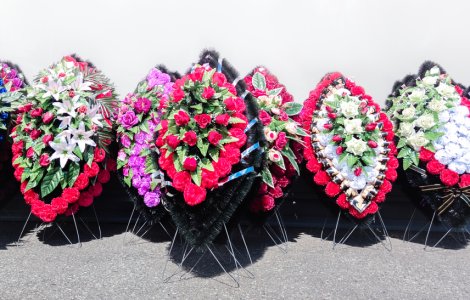 Decizie surprinzătoare. Numărul coroanelor la înmormântări va fi limitat