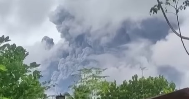 VIDEO Un oraș din Filipine, acoperit de cenușă în urma erupției unui vulcan