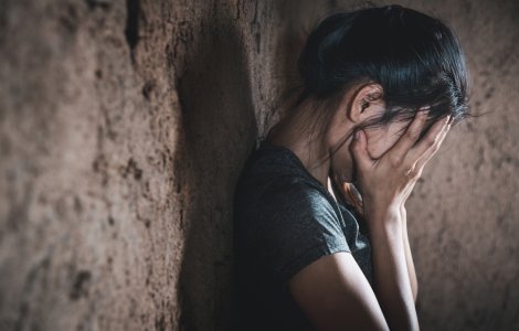 Caz șocant în Botoșani. O adolescentă, agresată sexual de tatăl și frații ei