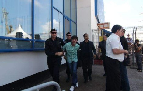 Barbatul care l-a scuipat pe Traian Basescu a fost retinut