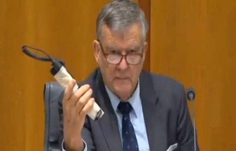  Video  Un senator australian aduce o bomba falsa la serviciu