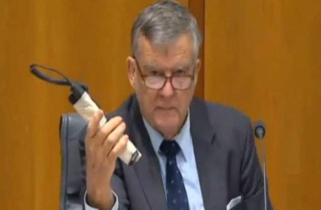 [VIDEO] Un senator australian aduce o bomba falsa la serviciu