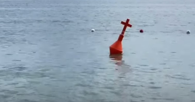 VIDEO Geamanduri în formă de cruce, montate pe Litoral