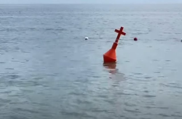 Geamanduri &icirc;n formă de cruce, montate pe Litoral: &rdquo;30 de oameni au murit anul trecut după ce au depășit geamandurile. &Icirc;ntoarce-te acum!&rdquo;