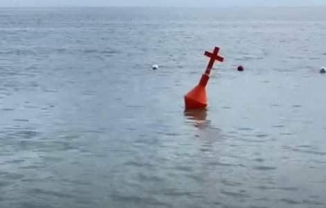 VIDEO Geamanduri în formă de cruce, montate pe Litoral