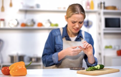 Accidente casnice. Ce trebuie să faci în cazul unei arsuri sau tăieturi