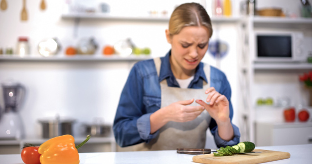 Accidente casnice. Ce trebuie să faci în cazul unei arsuri sau tăieturi