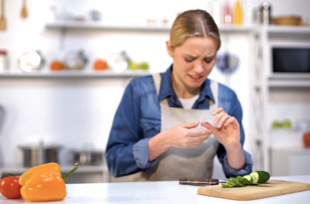 Accidente casnice. Ce trebuie să faci &icirc;n cazul unei arsuri sau tăieturi