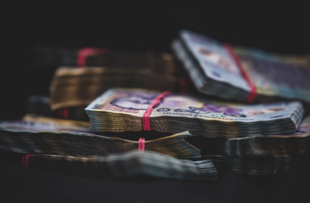 Dob&acirc;nzi la depozitele bancare. C&acirc;ți bani c&acirc;știgă un rom&acirc;n &icirc;ntr-un an, dacă depune 5.000 de lei 