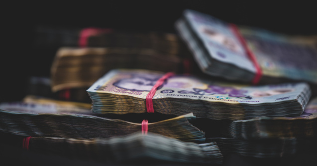 Scumpiri-record macină economiile la bănci
