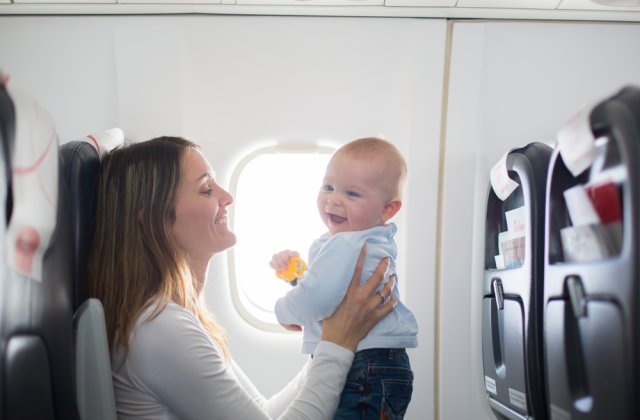Călătorie cu avionul alături de copii. Cum poți să &icirc;i protejezi pe cei mici de trauma urechii din cauza presiunii